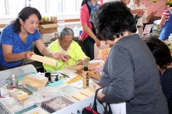 浅水屋さんの後継者である娘の美枝さんもお客さんに笑顔で対応しながらお手伝い。