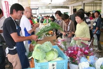 地元産の新鮮野菜は飛ぶように売れました。