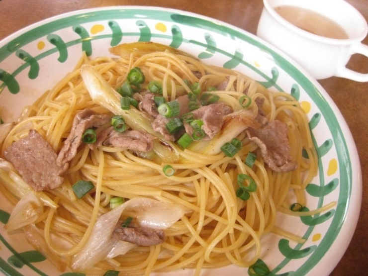 こちらは本日の日替わりパスタ。牛肉と長ネギのしょうゆ風味和風パスタです。長ネギと肉が意外に合っていて、美味しかったです。