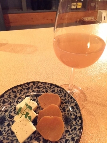 滋賀県のヒトミワイナリーさんのスパークリングワインがチーズといぶりがっこに良く合いました。