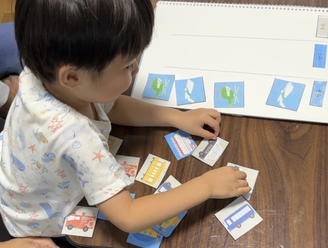 カードを分類しています。「2歳さんレッスン【豊明市のピアノ、オカリナ、カリンバ教室】」