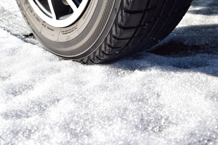 冬の安全なドライブのためにスタッドレスタイヤへ「雪が降らないのにスタッドレスタイヤ！？　タイヤ切り替えで今年の冬は安全運転を⛄」