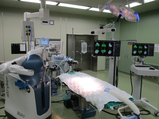 「術後の高い機能回復が期待できる、高精度かつ安心安全な手術支援ロボット「Mako（メイコー）」システムを当院は導入しています💡」