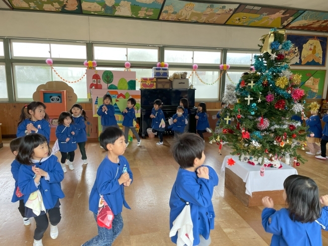 大きなクリスマスツリーを囲んで踊ろう☆彡「クリスマスに向けて、気持ちが高まる子ども達！制作やダンスを楽しんでいます♪」