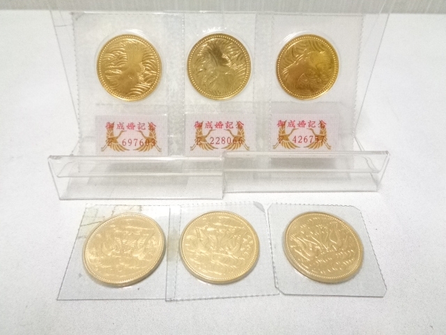 「尼崎市猪名寺のお客様。5万円、10万円記念金貨のお買取りです。金貨の高価買取りなら、おたからやJR伊丹店にお任せください。」