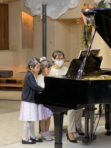 3人による連弾です。「クリスマスコンサート連弾【豊明市のピアノ、カリンバ、オカリナ教室】」