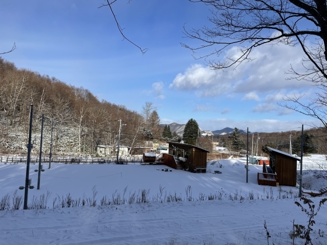 雪が降ると景色はすっかり変わります^_^「楽しい冬キャンプ、体験してみませんか？ 南区石山にオープンしたオートキャンプ場・Ken's Camp 吉田農場キャンプ場」
