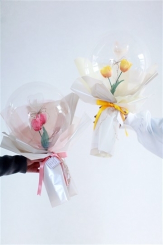 チューリップの造花が入ったクリアバルーン花束「卒業式・卒園式にバルーンを贈ろう♪」