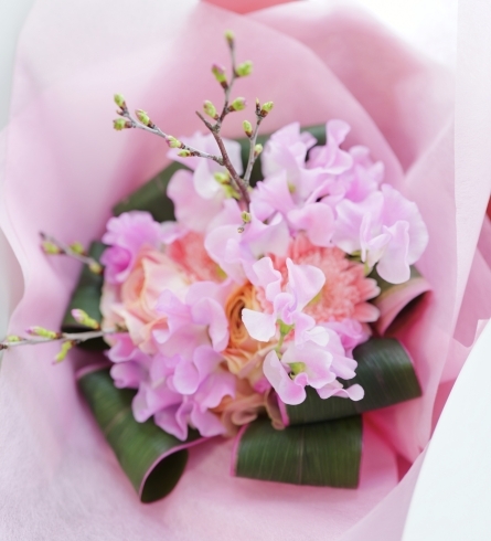 桜とラナンキュラスとスイートピーの花束🌸「桜の枝が入りました🌸」