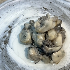 自家製の「牡蠣の燻製」、おすすめです！　【立ち食い活貝、海鮮丼、定食など八千代市にある海の家】