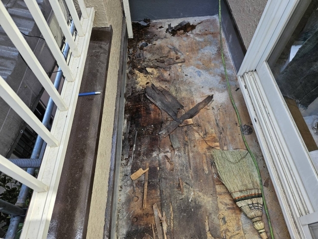 ベランダの床下を開いた状態の画像「【施工事例：破風】ベランダの床材修理＆塗装もお任せください！」