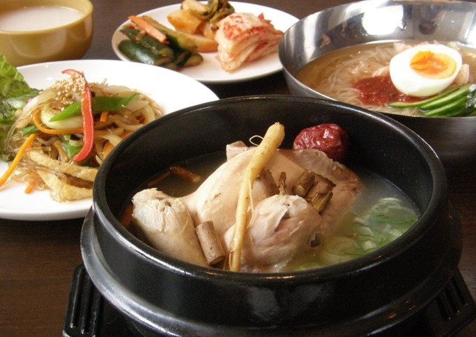 心も体もぽっかぽか　参鶏湯「春の歓送迎会は「韓国グルメ」でわいわい♪　楽しみませんか？　韓国伝統料理の参鶏湯（サムゲタン）をご紹介！」