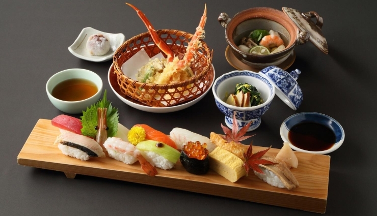 「日本料理 藤さわ　握り寿司にズワイ蟹の天婦羅が付いた「味彩御膳」」