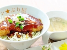 3月29日（金）本日の日替りは“チリソースカツ丼”です！