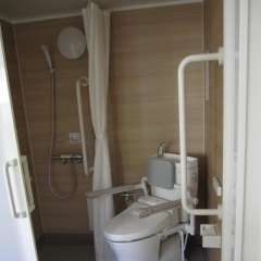 あれぇ～　トイレがななめ～？？　 高住センターから、シャワー付き介護用トイレのある老人ホーム見学情報です。