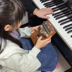 ピアノとカリンバの合奏【豊明市のピアノ、カリンバ、オカリナ教室】