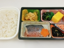 4月のご馳走の日のお食事　「さわらの桜あん弁当」