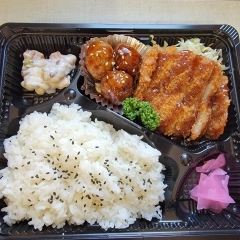 本日の日替わり🍱今日はトンカツ&ミートボール弁当500円！