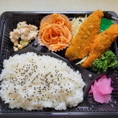 本日の日替わり🍱今日はアジ梅肉シソ巻きフライ弁当500円！