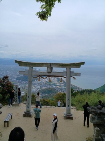 天空の鳥居　高屋神社「お休みを利用してパワースポットへ行って来ました🚗💨本日より通常営業❗空き状況アップしました。」