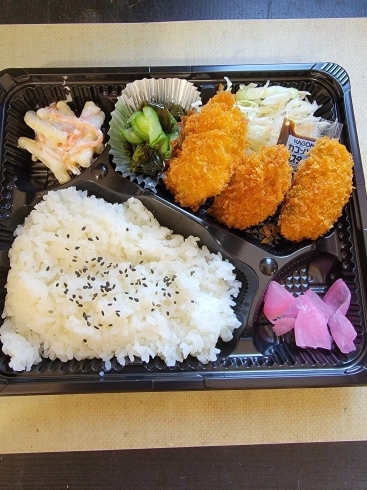 「本日の日替わり🍱今日はピーマン肉詰めフライ弁当500円！」