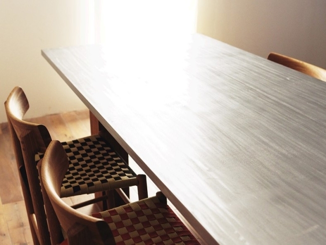 こんな感じ　好き好きは分かれますよね「アルミ製天板のテーブル♡」