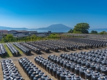 霧島・姶良は、北には天孫降臨の地と言われる霧島連山、南には雄大な桜島を望む錦江湾と風光明媚な街です。