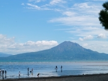 霧島・姶良は、北には天孫降臨の地と言われる霧島連山、南には雄大な桜島を望む錦江湾と風光明媚な街です。