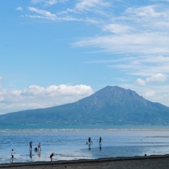 霧島・姶良は、北には天孫降臨の地と言われる霧島連山、南には雄大な桜島を望む錦江湾と風光明媚な街です。