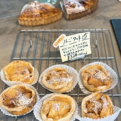 りんごの焼きタルト販売中です