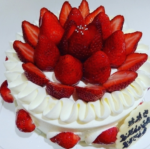 イチゴをふんだんに飾るデコレーションケーキ「「オーダーケーキ」のご紹介！！　【京阪牧野駅から徒歩4分】」