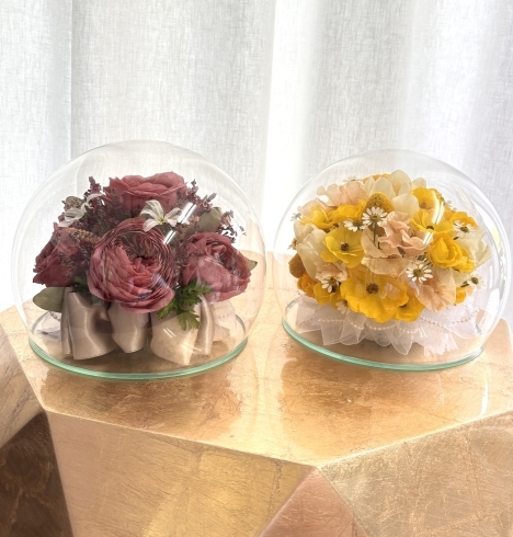 ラウンドドームＬブーケ（左）とテーブル装花（右）「ウェディングブーケとテーブル装花のボトルフラワーができあがりました」