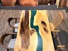 [鮮やかなグリーンカラーのレジンテーブル]のご紹介。レジンテーブル、リバーテーブル、ダイニングテーブル。札幌市清田区の家具の店、Ties interior。