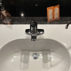 京都市伏見区のホテルで洗面所の水栓の取替を致しました。