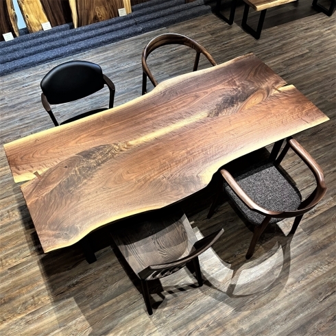 「[ウォールナットの貴重な天板のテーブル]のご紹介。一枚板テーブル、無垢のテーブル、ダイニングテーブルのご紹介。札幌市清田区の家具の店、Ties interior。」
