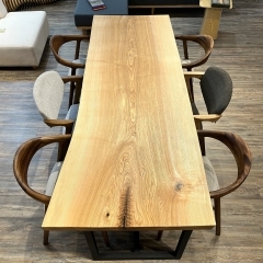[綺麗な木目と色味の一枚板]の紹介。一枚板テーブル、無垢のテーブル、ダイニングテーブルの札幌市清田区の家具の店、Ties interior。