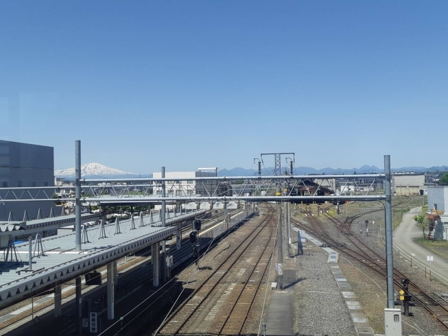 新庄駅の連絡通路からの景色！「晴れ日限定！美しい「出羽富士」と「旧新庄機関区 機関庫」を楽しもう！」