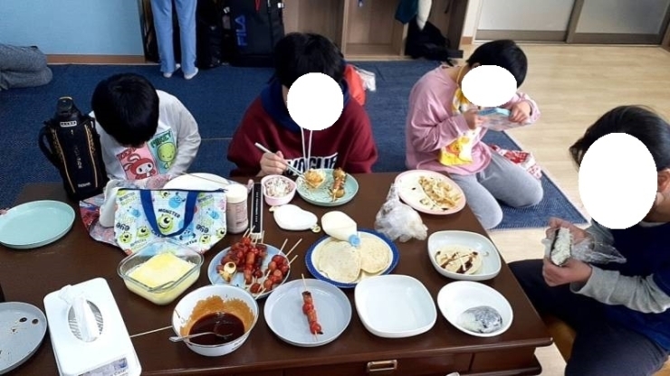 みんなで作ったお料理を頂いています。「お料理イベント【札幌市北区児童デイサービスこぱんはうすさくら札幌太平教室】」
