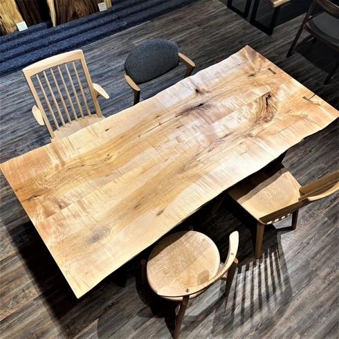 「[道産材を使った貴重な天板のテーブル]のご紹介。一枚板テーブル、無垢のテーブル、ダイニングテーブルのご紹介。札幌市清田区の家具の店、Ties interior。」
