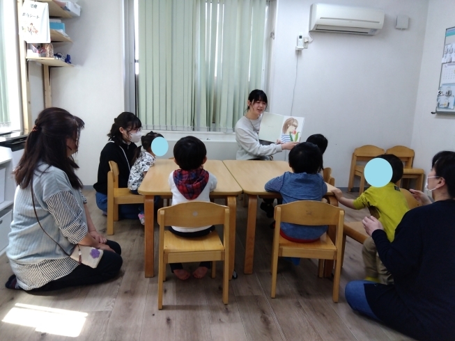 皆座って絵本に集中しています！「絵本の読み聞かせ！【札幌市北区児童デイサービスこぱんはうすさくら札幌太平教室】」