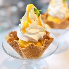 『ワッフルデザート (マンゴー)』人気のワッフルコーンに… ソフトクリーム＆アイスクリームを両方楽しめる✨ Shika定番デザートメニュー
