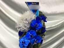 青い胡蝶蘭とラメ付きの青いバラ