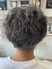 強いクセと白髪が魅力―くせ毛×白髪ミックスのリアルヘアを活かすカット
