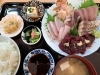 上刺身盛り合わせ定食、小鉢3品付き 2500円（税込） | しとろにえの