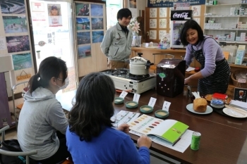 さていよいよ、まちゼミの開始です。先ずは各自の自己紹介から。その間も奥様は準備中です。