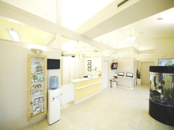 待合室は患者様がリラックスできる空間を意識した設計です。「医療法人社団CSDS ななくに歯科」