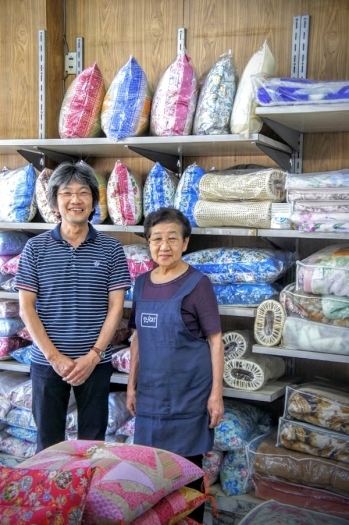 植草ふとん店の3代目とその母です。母は今でも現役看板娘です！「植草ふとん店」