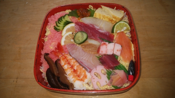 ちらし寿司の大盛り１５００円（税別）「初めまして」