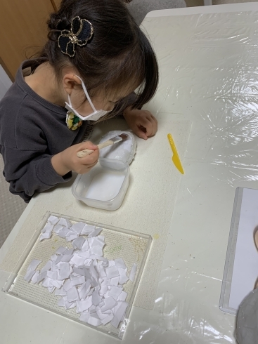 粘土で作った型に、紙をはっていきます「子ども　美術教室　造形教室　八千代　勝田台　3月　最初の授業は“もものせっく』」