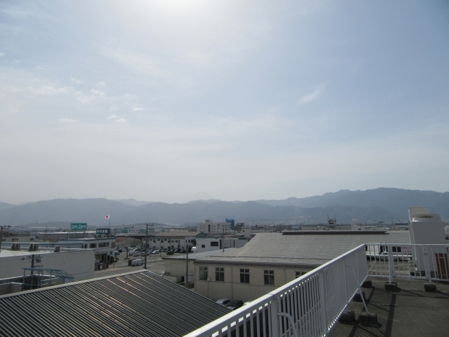 屋上から富士山見えるかな「地震怖いですね」